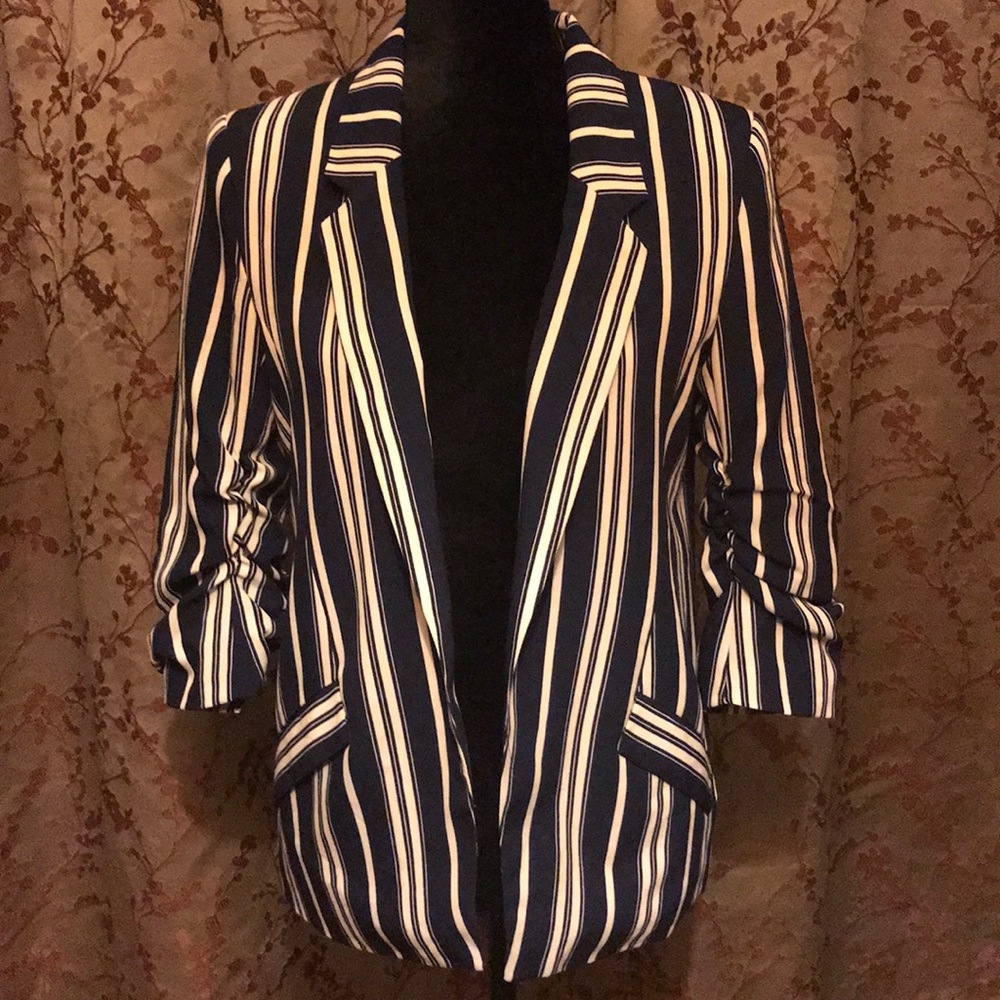 Blazer with 3/4 scrunched sleeves